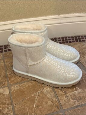 NWOT~UGG Women  Ivory White Metallic Classic Mini Snow Leopard Boots Size 7